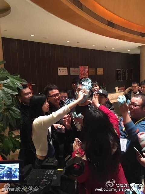 尽管脸上被涂满了蓝色奶油，几乎看不清五官，郭艾伦依然露出开心的笑容，与身边的球迷互动，气氛热烈