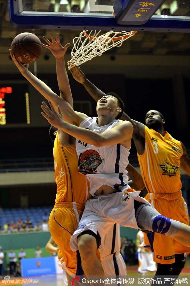 陕西信达球员在重重防守下强行起跳，以一敌四将球暴力灌入篮筐，引爆了全场观众的激情。