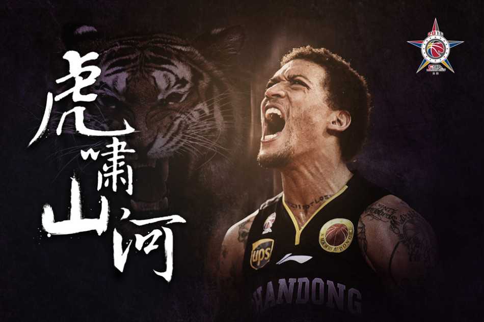 猛兽出闸，比斯利目光如炬，单手抓球，仿佛下一秒就要将整个篮筐吞噬，虎啸山河的霸气尽收眼底。