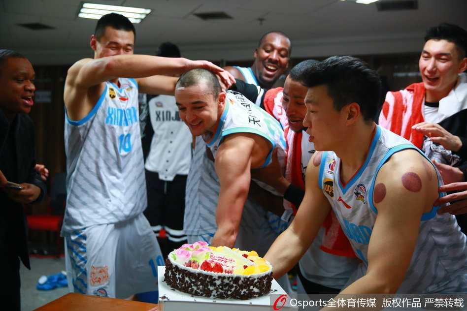 在众人的“围攻”下，西热力江已经彻底被奶油淹没，这场别开生面的生日派对在一片欢笑声中达到了高潮。