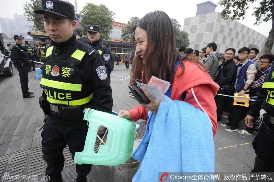 排队大军一眼望不到头，蜿蜒的人龙沿着街边延伸，将四川省体育馆的外围围得水泄不通，他们共同构成了这个春夜里最热血的风景线。