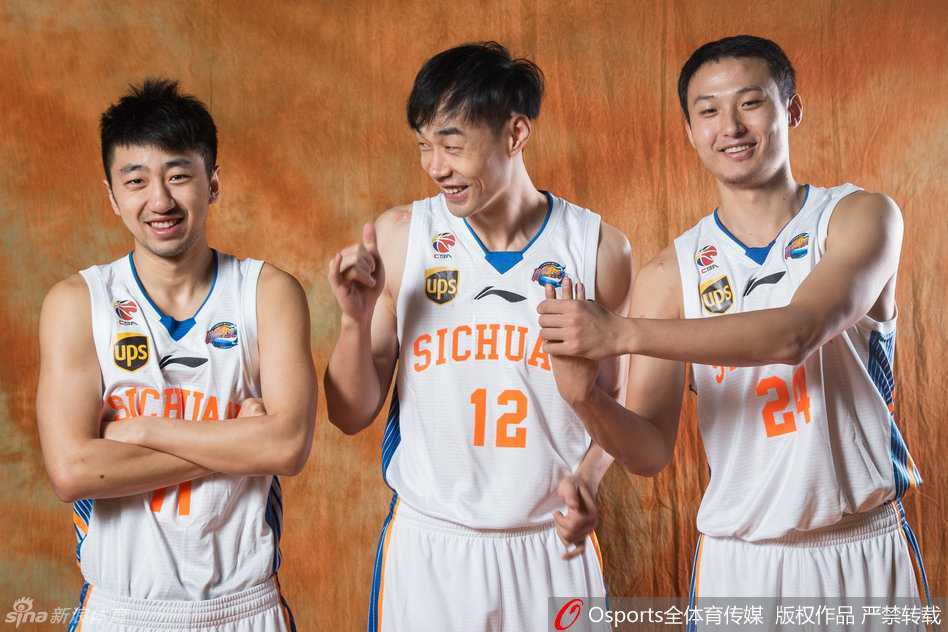 陈晓东与徐韬、贾诚、王汝恒在训练间隙的合影，内线支柱们的默契在点滴中培养