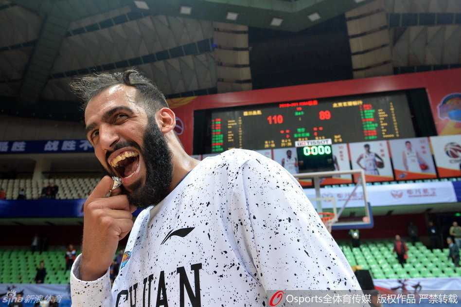 比赛一触即发，裁判将球抛向空中，双方球员高高跃起，指尖触碰篮球的瞬间，一场激烈的卡位战就此展开。