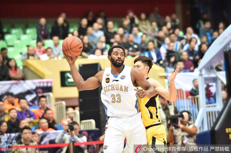 内线巨塔哈达迪在人群中高高跃起，单手抓球，浑身散发出舍我其谁的霸气，仿佛整个禁区都是他的领地。