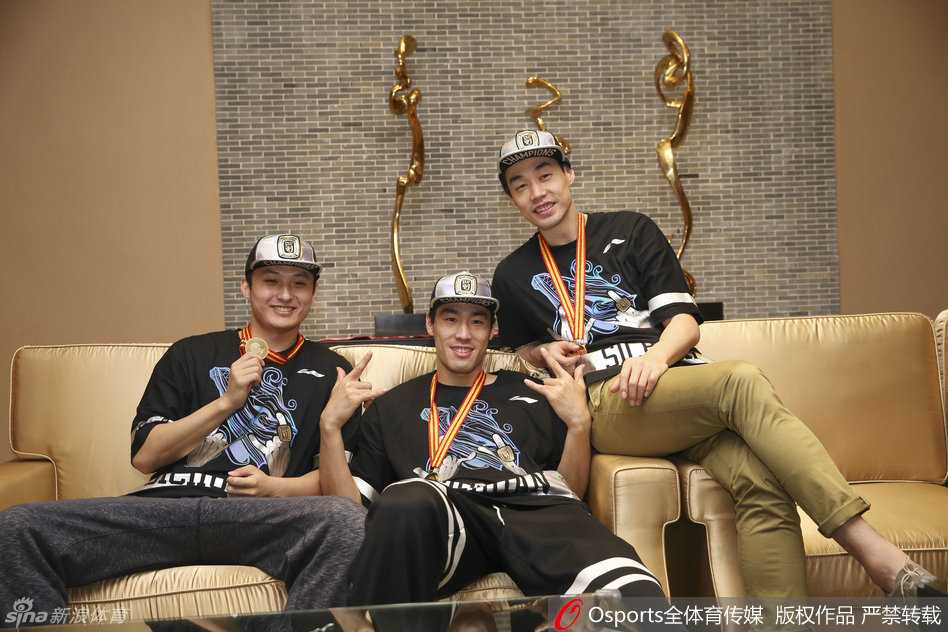 冠军教头杨学增指导在采访区开怀大笑，右手高高举起，仿佛还在回味昨晚那场酣畅淋漓的胜利，胸前的金牌熠熠生辉。