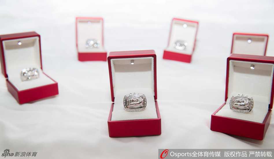 蜀地荣光揭秘:镌刻在总冠军戒指上的铁血传奇 伊朗中锋哈达迪双手捧着属于自己的总冠军戒指和总决赛MVP手模,眼神中充满珍视,他深深低下头亲吻戒指,表达对这份荣誉的无限热爱