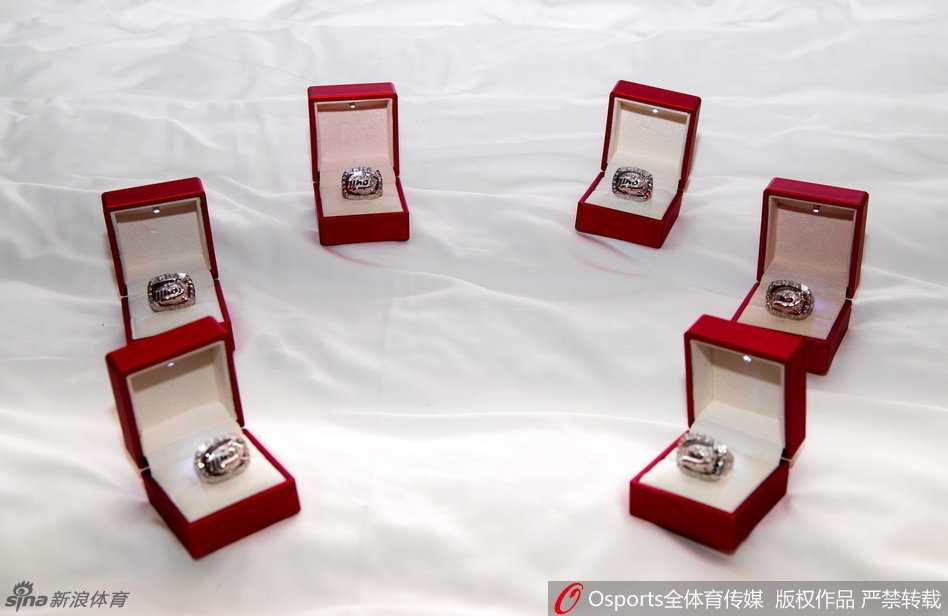 蜀地荣光揭秘:镌刻在总冠军戒指上的铁血传奇 四川省体育馆内灯光璀璨,四川男篮全体队员高举紧握的右拳,将刚刚戴上的总冠军戒指面向观众,脸上洋溢着骄傲与幸福的笑容