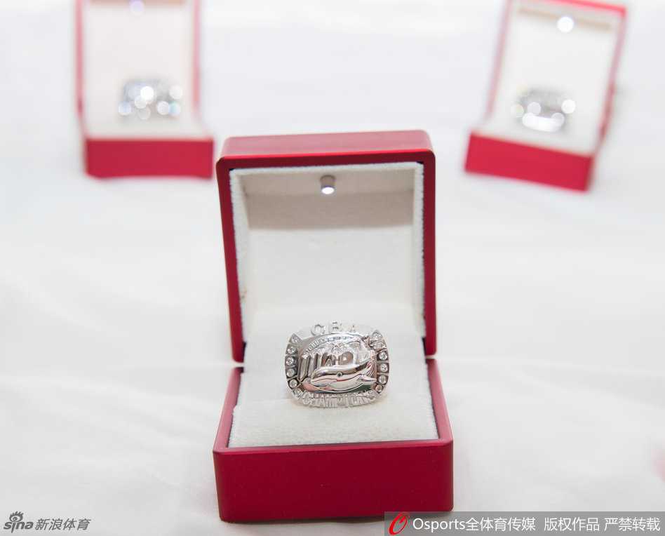 蜀地荣光揭秘:镌刻在总冠军戒指上的铁血传奇 特写镜头下,总冠军戒指的侧面细节一览无余,白金材质泛着温润光泽,镶嵌的小钻如同繁星点点,映衬着内圈隐约可见的球员姓名刻字