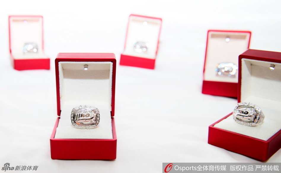 蜀地荣光揭秘:镌刻在总冠军戒指上的铁血传奇 外援哈里斯和哈达迪在颁奖台上摆出搞怪的功夫对决姿势,两人脸上笑逐颜开,展示着手中的总冠军戒指,现场气氛轻松而热烈