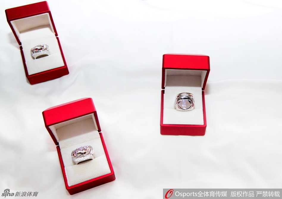 蜀地荣光揭秘:镌刻在总冠军戒指上的铁血传奇 揭幕战前,四川男篮全体成员在场地中央站成一排,他们整齐地举起佩戴着总冠军戒指的右手,在聚光灯下留下了一张具有历史意义的全家福