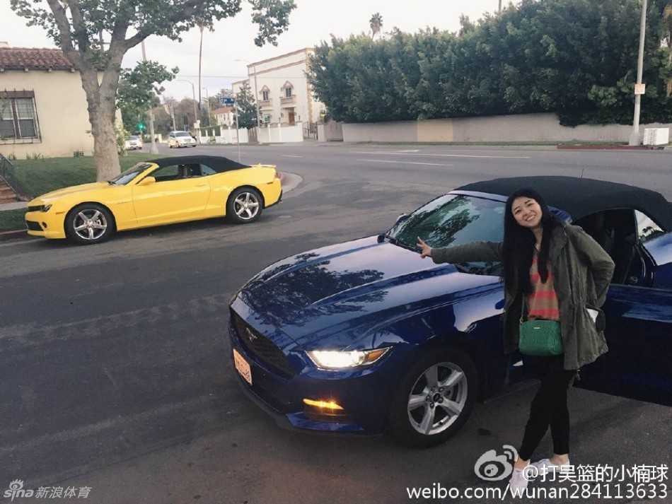 餐桌上摆满了精致诱人的美式餐点，吴楠的女友正开心地准备享用，记录下这趟旅途中的味蕾享受。