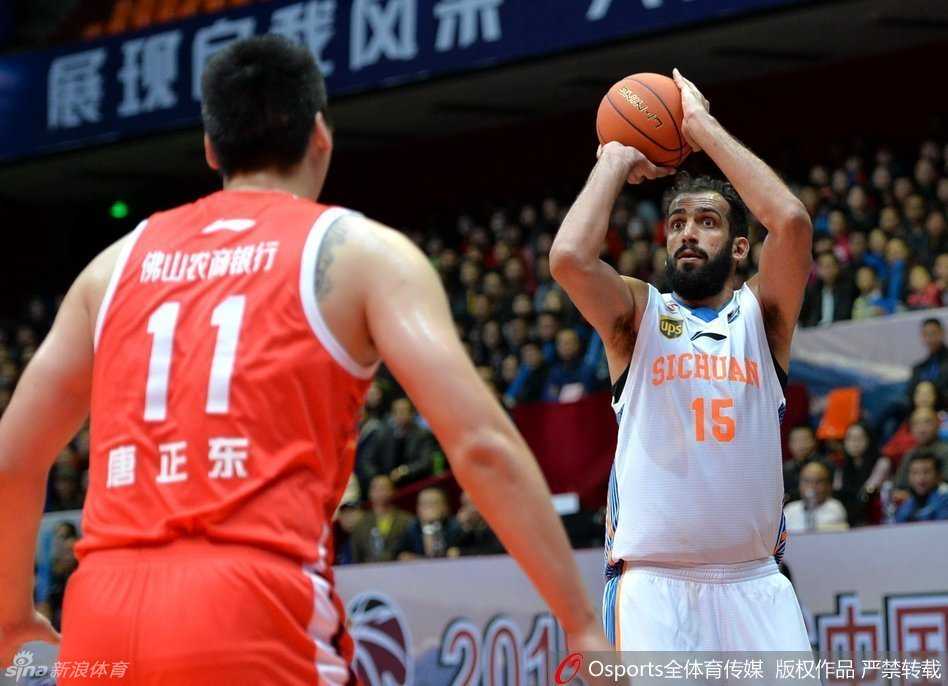 血与火的赞歌:回首2015赛季大帝与大王的篮下厮杀,那些不屈的面庞 伊朗巨塔哈达迪在篮下以一敌二,面对佛山队两名防守球员的夹击,他依然高举高打,眼神中满是对胜利的渴望与亚洲第一中锋的霸气。