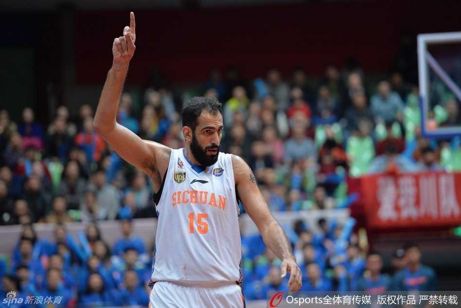 血与火的赞歌:回首2015赛季大帝与大王的篮下厮杀,那些不屈的面庞 丁彦雨航痛苦地捂着小腿,在队友的搀扶下单脚跳着离场,他的背影与球场上的灯光形成鲜明对比,留下一个属于硬汉的悲情瞬间。