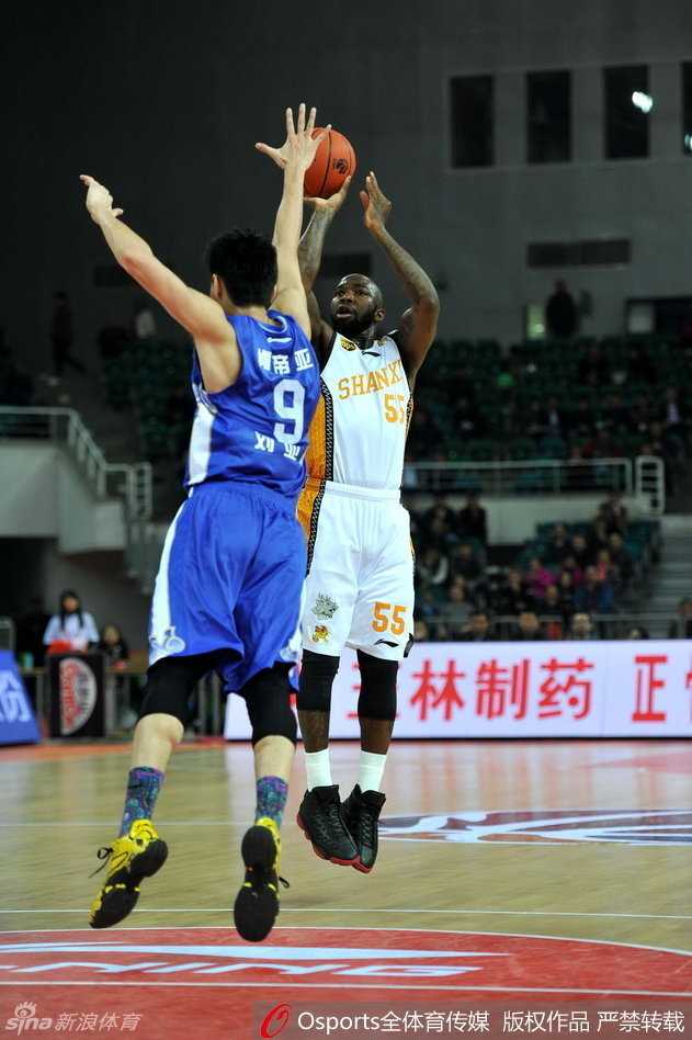 终场哨响，四川队球员们紧紧围在一起，高举手臂激情怒吼，庆祝这场来之不易的逆转胜利