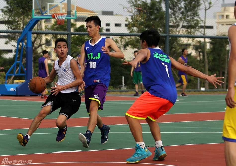 街头篮球嘉年华精彩纷呈 多支劲旅晋级引爆全场热情 创宏五金的队员们紧紧靠在一起,在赛场边留下了一张充满凝聚力的合影,坚毅的眼神中透露出对篮球纯粹的热爱与执着。