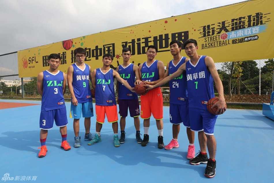 街头篮球嘉年华精彩纷呈 多支劲旅晋级引爆全场热情 赛场上,双方球员正进行着激烈的身体对抗,黑队球员奋力跳起干扰白队球员的传球,凝固的空气仿佛都能感受到肌肉碰撞的火花。