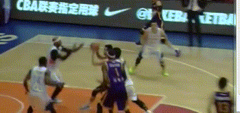 辽宁队中锋韩德君在进攻中轰然倒地，他被防守球员紧紧搂抱住，巨大的身躯失去平衡重重摔在地板上，裁判却站在一旁无动于衷，辽宁队员纷纷举手示意对方犯规。