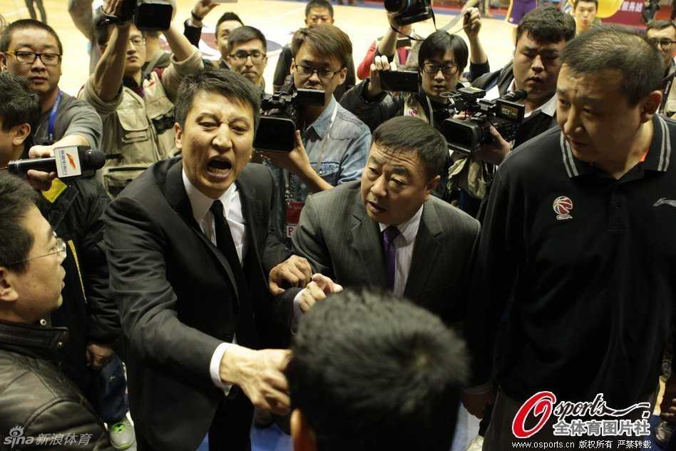 辽宁队主教练郭士强情绪失控，他双目圆睁，手臂如利剑般指向正在向他走来的裁判，嘴里不停地在怒吼着什么，身边的助理教练拼命想将他拉离现场。