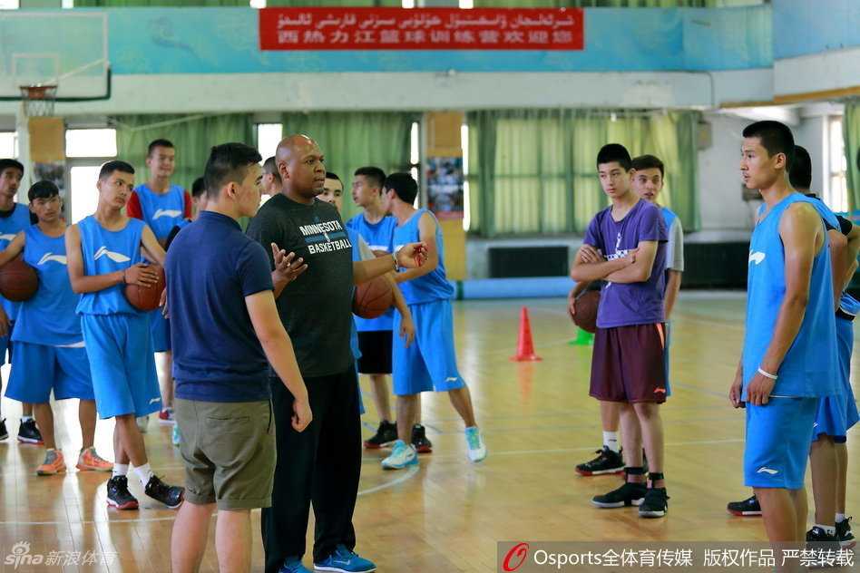 训练场上，小学员们乖巧地排成一列，眼神紧紧追随着西热力江，认真听从这位大哥哥的安排