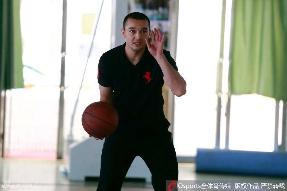 纠正完动作后，西热力江轻轻拍了拍小学员的肩膀，给予他鼓励，小学员脸上露出被肯定的笑容