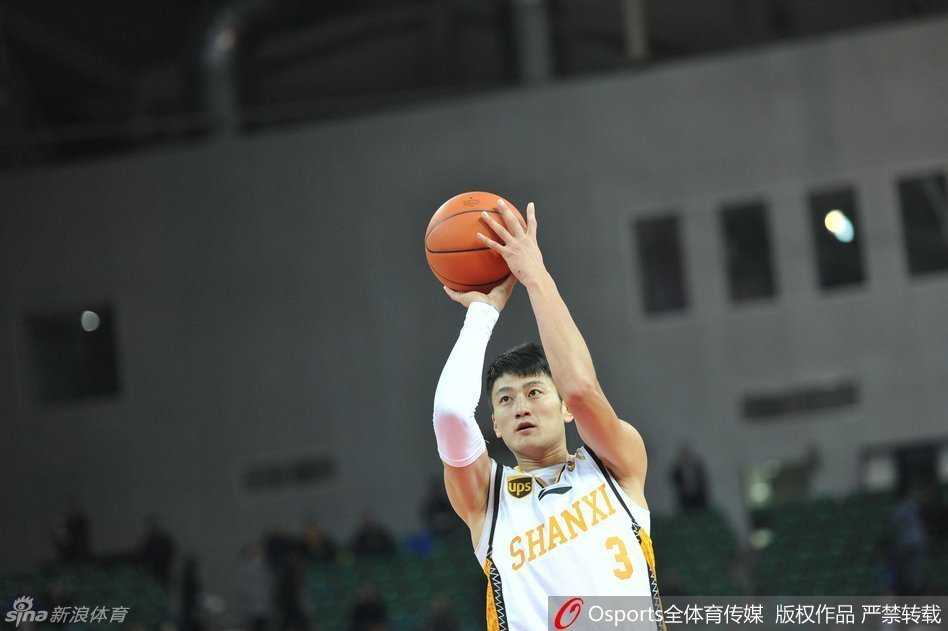 见证“浙江魔术师”:助攻王琼斯融入稠州,新赛季要率队登顶 一对一攻防演练中,琼斯压低重心,眼神死死盯住对手的肩部,如同猎豹般蓄势待发,准备在下一秒用鬼魅般的抢断终结这次进攻。