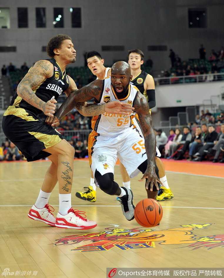 见证“浙江魔术师”:助攻王琼斯融入稠州,新赛季要率队登顶 拼尽全力的瞬间,琼斯与对方后卫双双倒地,两人的手却依然伸向篮球,眼神中充满了对球权的无限渴望,这正是篮球比赛最纯粹的写照。