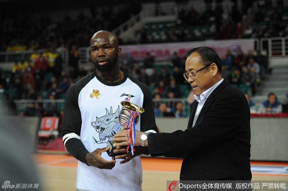 见证“浙江魔术师”:助攻王琼斯融入稠州,新赛季要率队登顶 挡拆之后,琼斯如一道闪电撕破防线,他并没有盲目加速,而是抬头观察队友的跑位,准备用最致命的方式摧毁对手的防守阵型。