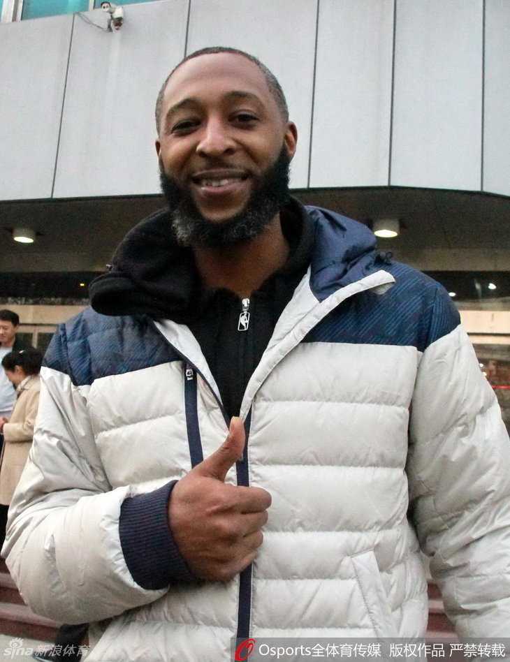 普莱斯面带从容的微笑，眼神中透露出对新征程的无限憧憬与自信，静静等待着一系列身体机能测试。