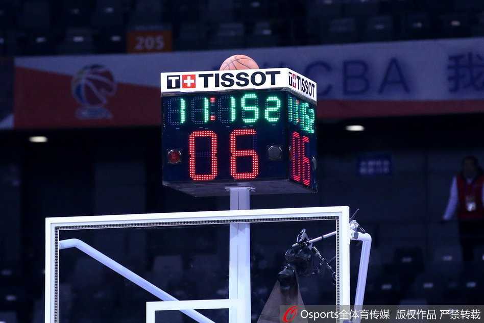 计时器上的孤独篮球与丁彦雨航的巧妙插曲 丁彦雨航出手投篮后,篮球不可思议地高高弹起,直奔篮板顶部的计时器而去