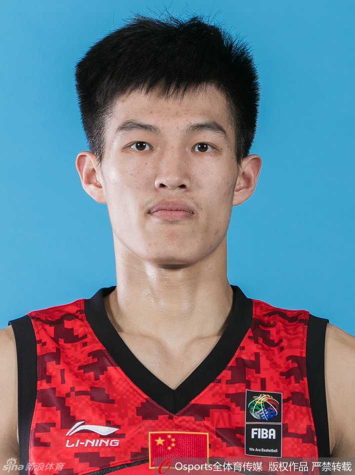 王奕博作为队长，正召集队友们围成一圈，他拍手鼓劲，年轻的脸庞上写满了与年龄不符的坚毅与担当。