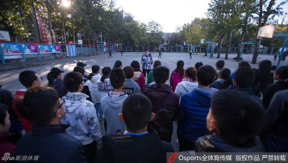 上课前，许诺老师正拿着名单进行‘课前讲话’和点名，她神情认真又不失亲切，学生们安静地围在四周，等待新老师的第一次问候。