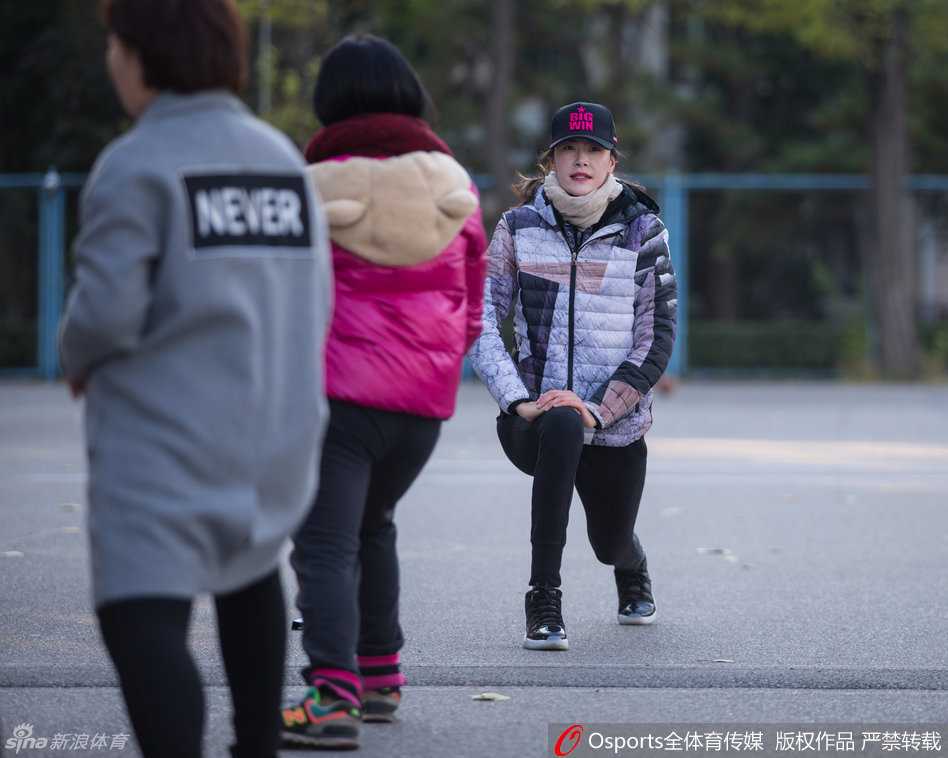 一名幸运的男同学正在接受许诺的场上指导，他全神贯注地运球，身旁的老师耐心观察，这位‘幸福的男同学’引来了场边不少羡慕的目光。