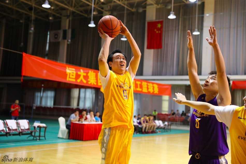 赛后，满头大汗的许家印手持MVP奖杯，脸上洋溢着运动后的畅快笑容，这一刻，他不仅是一位商业巨擘，更是一个在球场上挥洒热血的快乐运动员。