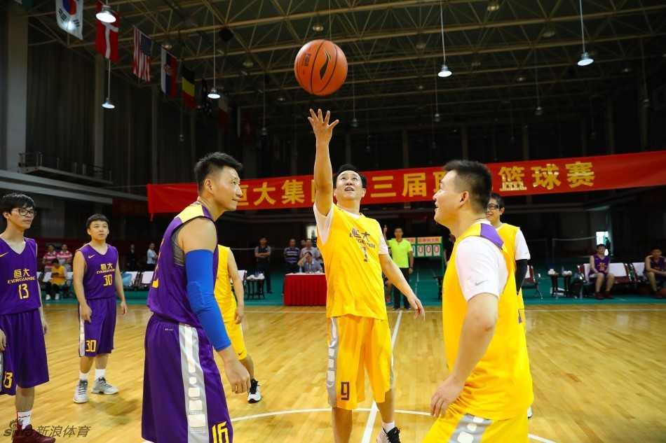 跳球瞬间，许家印高高跃起，仿佛要掌控全场的高度，他伸展的手臂不仅是为了争夺球权，更像是为整个团队指引着前进的方向。