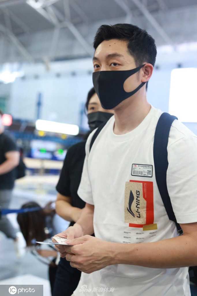 机场通道内，许昕调整着背包肩带，步伐坚定，从运动员到品牌创始人，他的每一步都走得稳健。