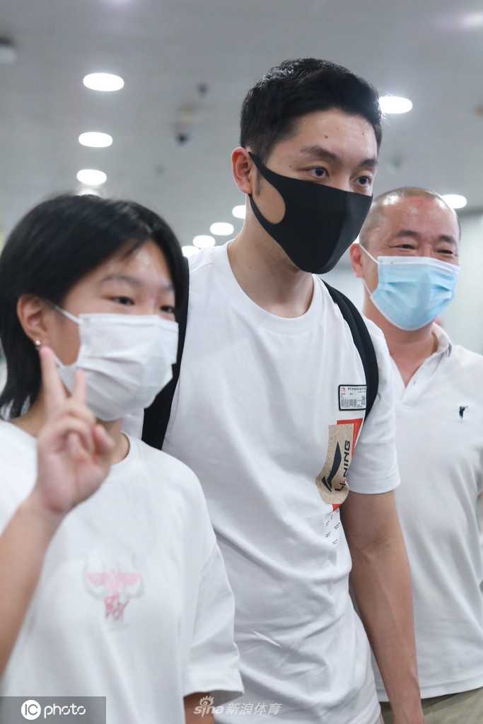 许昕最终消失在到达口的人群中，只留下一个背着双肩包的背影，这背影既属于过去，也通向未来。