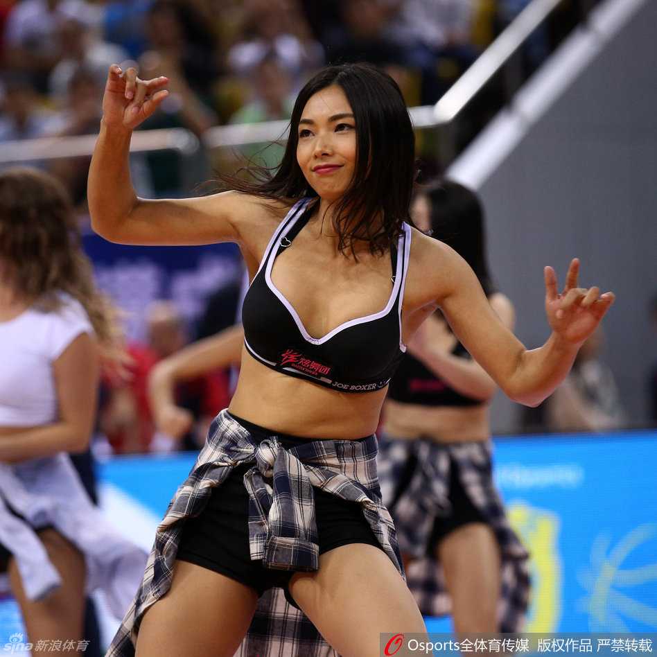 贝尔格莱德红星啦啦队燃爆鹏城,欧洲篮球冠军联赛中国赛激战正酣 比赛终场哨响,贝尔格莱德红星啦啦队成员们向全场观众挥手致意,她们用灿烂的微笑为这场中欧篮球文化交流盛宴画上了一个圆满而温馨的句号。