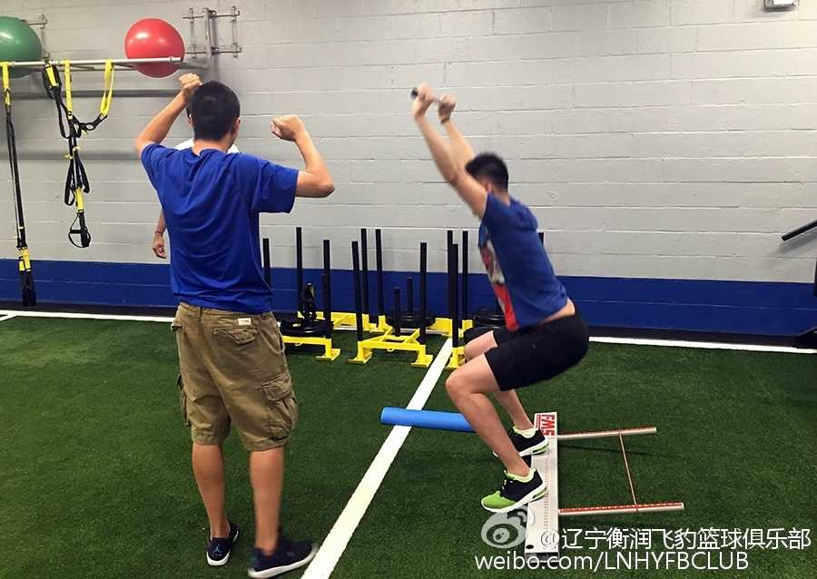 贺天举赴美特训冲击NBA,严苛测试与定制食谱开启追梦之旅 在这座充满传奇色彩的训练中心,贺天举抬头凝视着墙上的照片,那里有无数前辈的足迹,而他正沿着这条道路,用自己的汗水书写新的篇章。