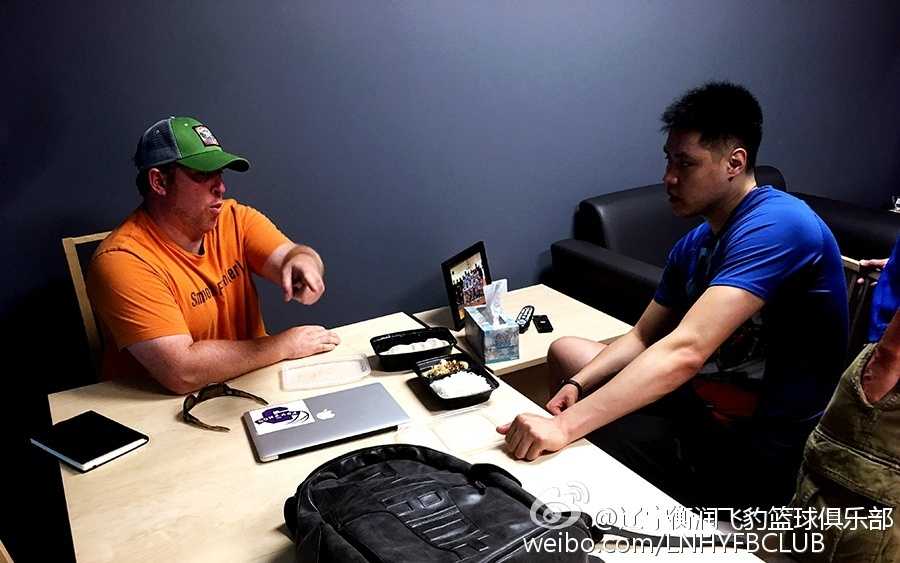 贺天举赴美特训冲击NBA,严苛测试与定制食谱开启追梦之旅 贺天举在训练师的指导下,聚精会神地进行着身体平衡性测试,身后的白板上写满了当天的训练计划,每一处细节都透露着专业与严谨。