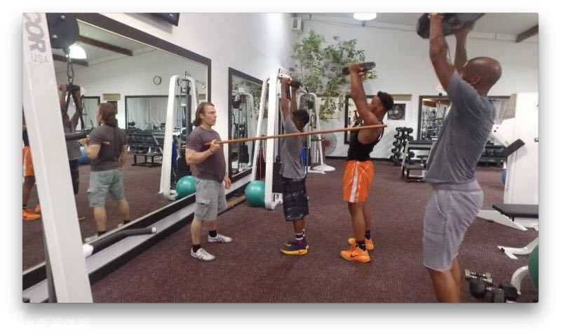 老马心情大好，在训练间隙即兴扭动身躯秀起了舞步，手脚并用的搞怪动作让整个训练馆充满了快活的空气，一旁的贾磊早已笑得合不拢嘴。