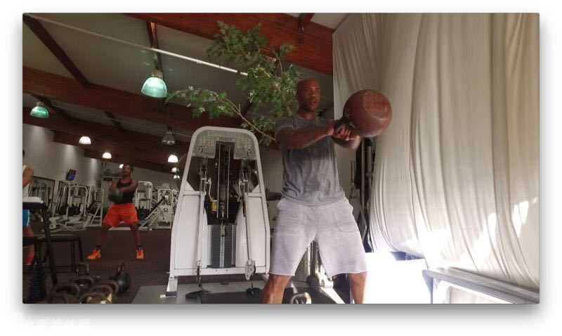 马布里正在进行高强度的杠铃弯举，汗水顺着雕刻般的背部肌肉滑落，他咬紧牙关的狰狞表情下，是那个曾经单场拿下82分的钢铁意志在燃烧。