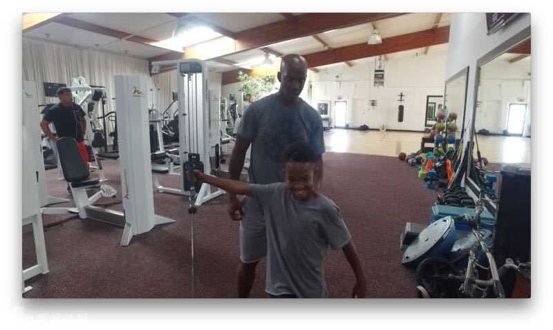 特训结束后，马布里背部的‘北京王朝’纹身在汗水的浸透下显得格外立体霸气，这不仅是一个图腾，更是他将职业生涯余热完全奉献给这座城市的誓言。