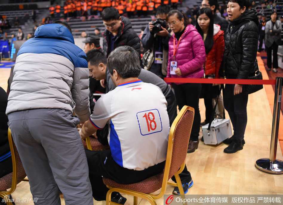 两名山西队球员主动上前，小心翼翼地搀扶起无法站立的裁判，展现了超越对抗的体育温情