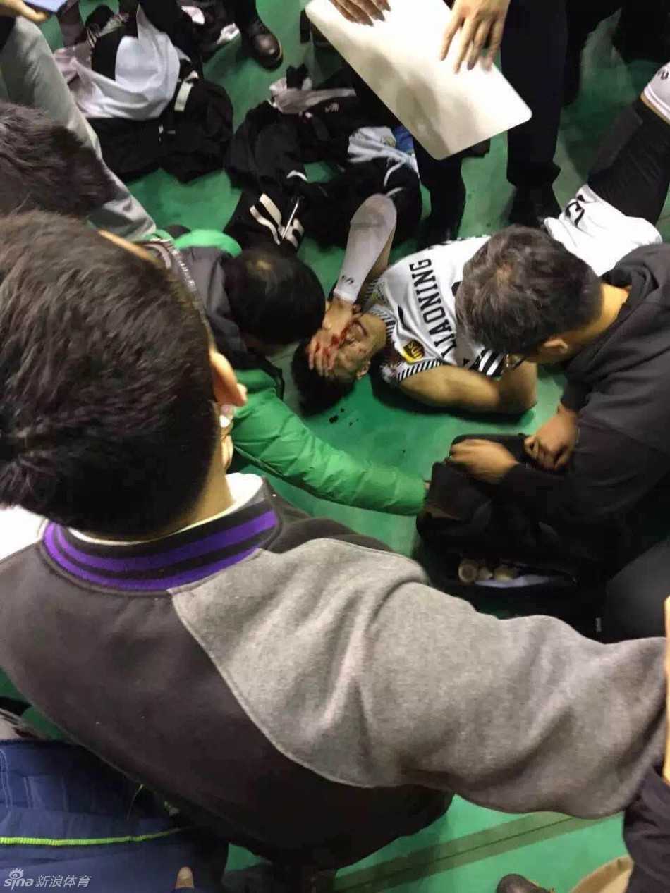 郭艾伦在队友的搀扶下缓缓走向球员通道，他低垂着头，只能看到后脑勺缠着的白色绷带，背影显得无助而落寞。