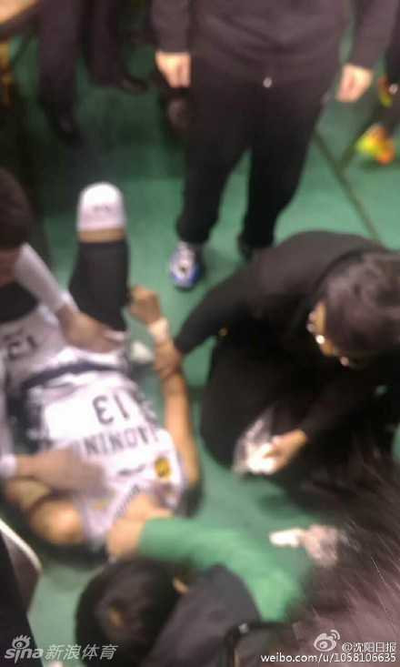 包扎完毕后的郭艾伦坐在医院病床上，发布微博向关心他的球迷报平安，脸上虽然带有伤痕，但眼神依然坚定。