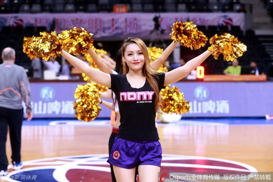 篮球宝贝们身着亮黄色热裙，在赛场中央排开整齐队形，灿烂笑容瞬间点燃全场热情