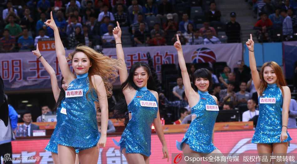 特写镜头下，一位宝贝扎着清爽马尾，随着节奏尽情甩动长发，妩媚的眼神电力十足