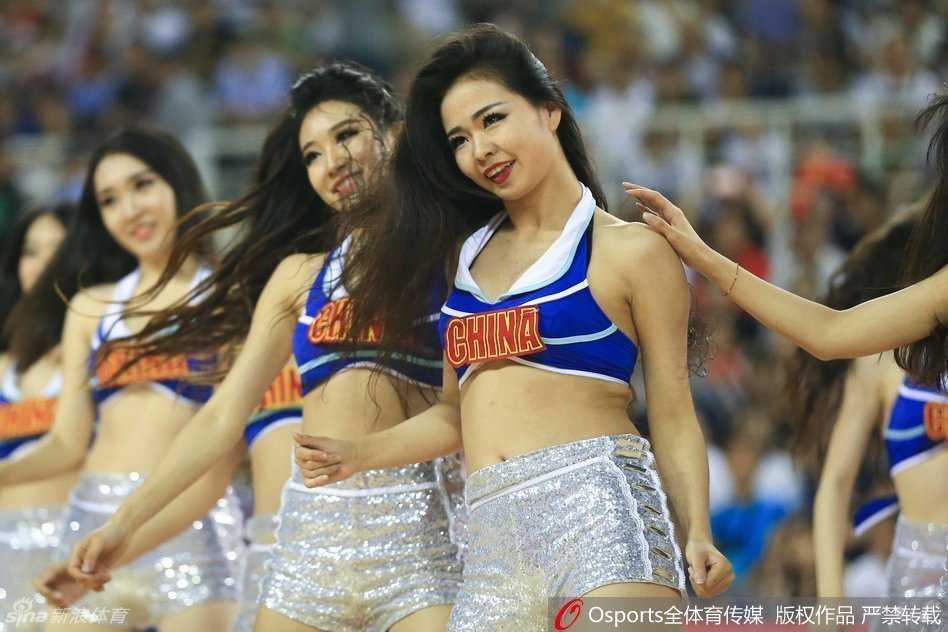 篮球宝贝们身着亮黄色热裤套装，在聚光灯下整齐划一地跃起，修长美腿与灿烂笑容点燃全场激情