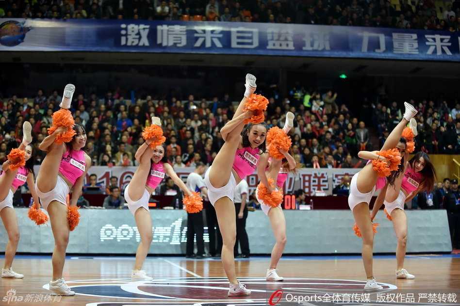 宝贝们摆出酷飒姿势，高难度托举动作稳稳当当，展现出力量与美感的完美结合。