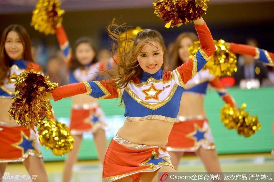 篮球宝贝扎着清爽马尾，身披金色小马甲，在场上欢快跃动，青春活力扑面而来。